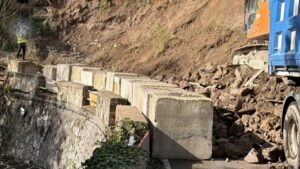 Amalfitana, frana in zona Fuenti: in corso i lavori di pulizia e ripristino della carreggiata