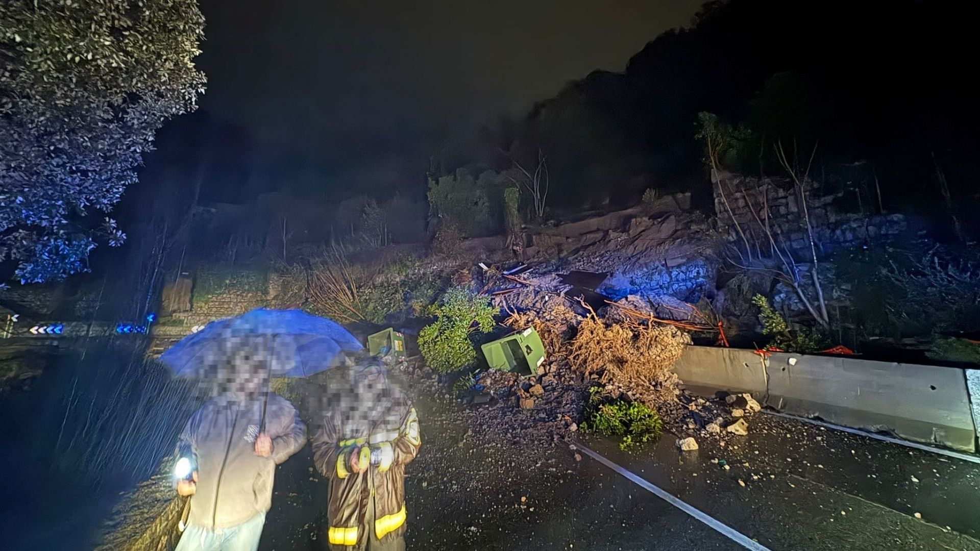 Frana sulla SS 163 Amalfitana: strada chiusa tra Vietri sul Mare e Cetara