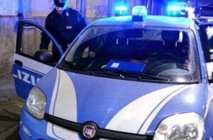 Salerno, spari in centro: proiettile contro la porta di un ristorante