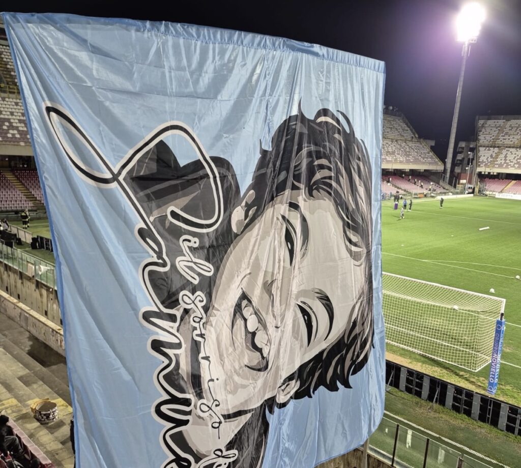 Salernitana, il volto di Samuele sugli spalti: il ricordo che va oltre il tempo