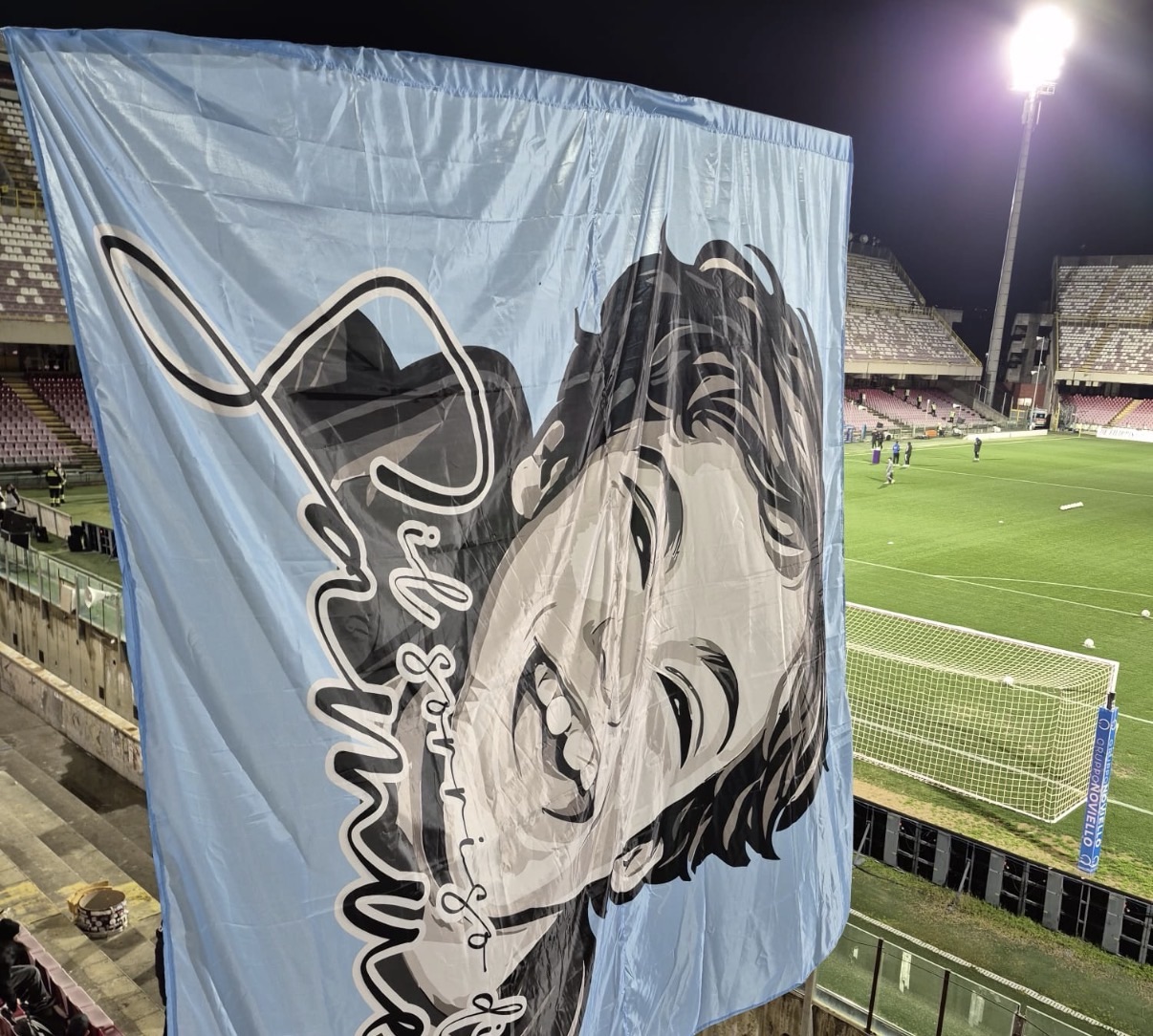 Salernitana, il volto di Samuele sugli spalti: il ricordo che va oltre il tempo
