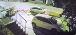 Paura nella notte a Sala Consilina: finisce contro auto in sosta e impalcatura
