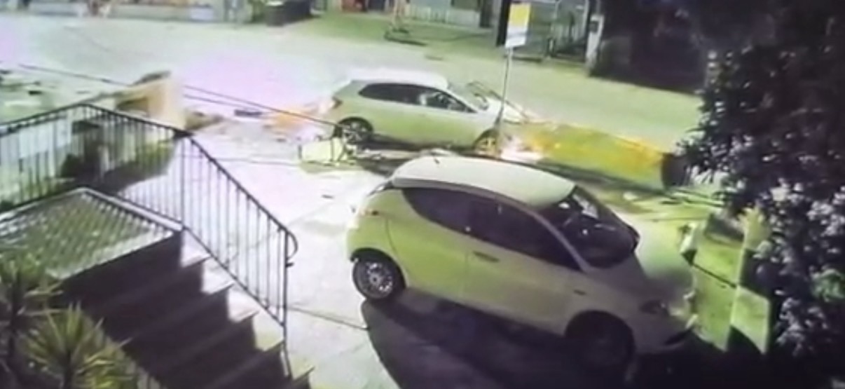 Paura nella notte a Sala Consilina: finisce contro auto in sosta e impalcatura
