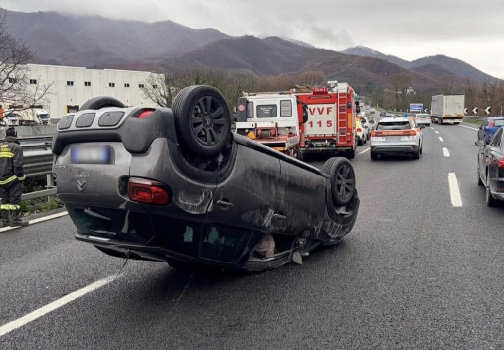 Grave incidente sull’A30 a Mercato San Severino: due auto coinvolte e feriti trasportati in codice rosso