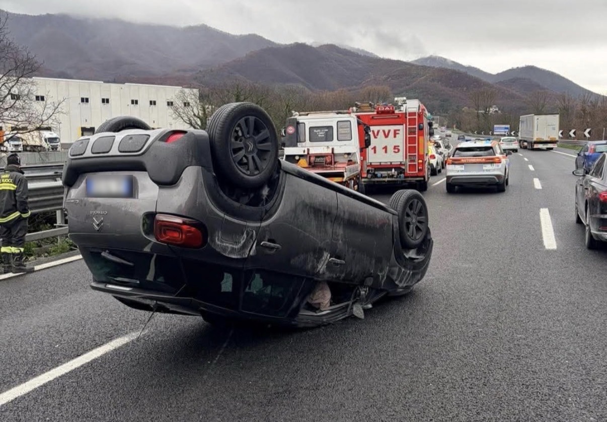 Grave incidente sull’A30 a Mercato San Severino: due auto coinvolte e feriti trasportati in codice rosso