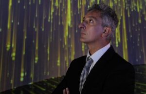 Stefano Fake, l’artista italiano che trasforma lo spazio con tecnologia e immersione sensoriale