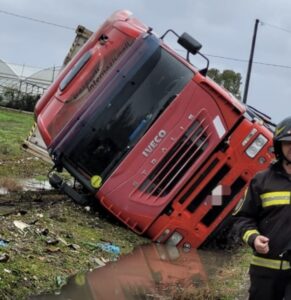 Autocarro fuori strada a Pontecagnano Faiano: nessuna notizia del conducente, strada chiusa