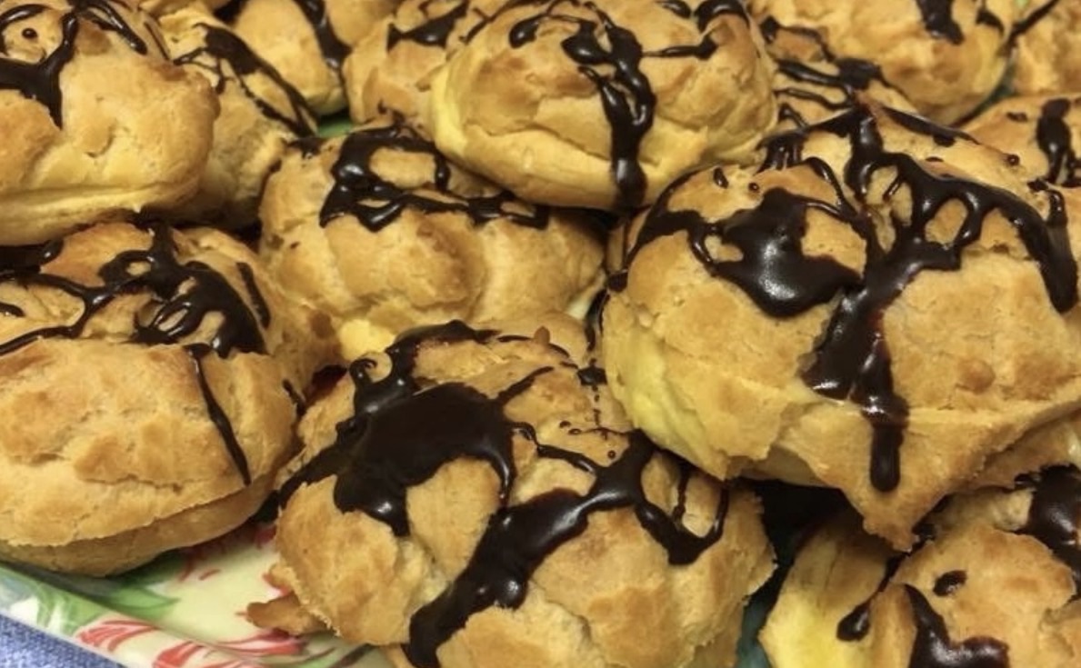 Bignè alla crema glassati al cioccolato: il classico intramontabile della pasticceria italiana
