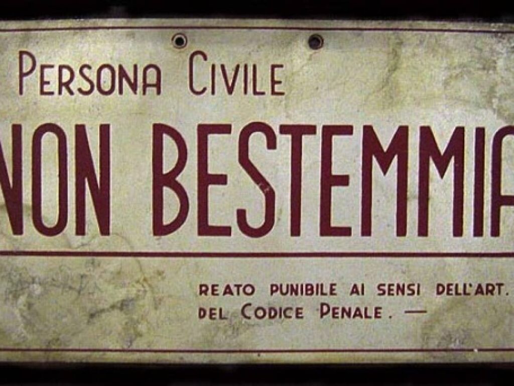 Mi è scappata una bestemmia in pubblico: rischio una denuncia?