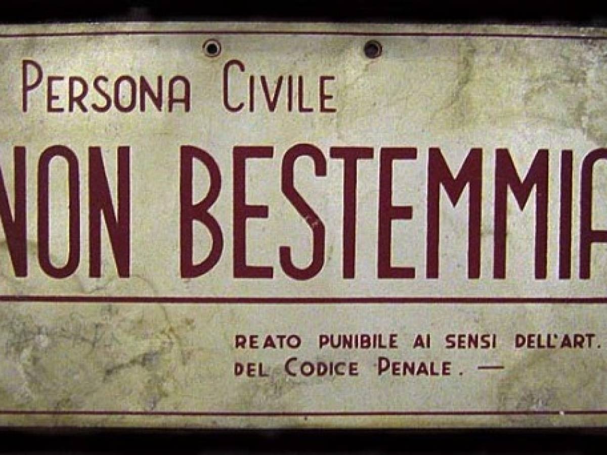 Mi è scappata una bestemmia in pubblico: rischio una denuncia?