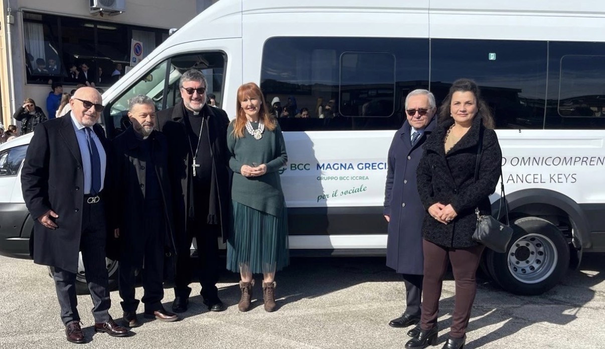 Consegnato il nuovo scuolabus all’Istituto Ancel Keys con il supporto di BCC Magna Grecia