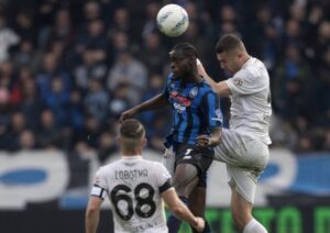 Rimonta Atalanta ma è bufera var, il gol annullato scatena la rabbia del Napoli