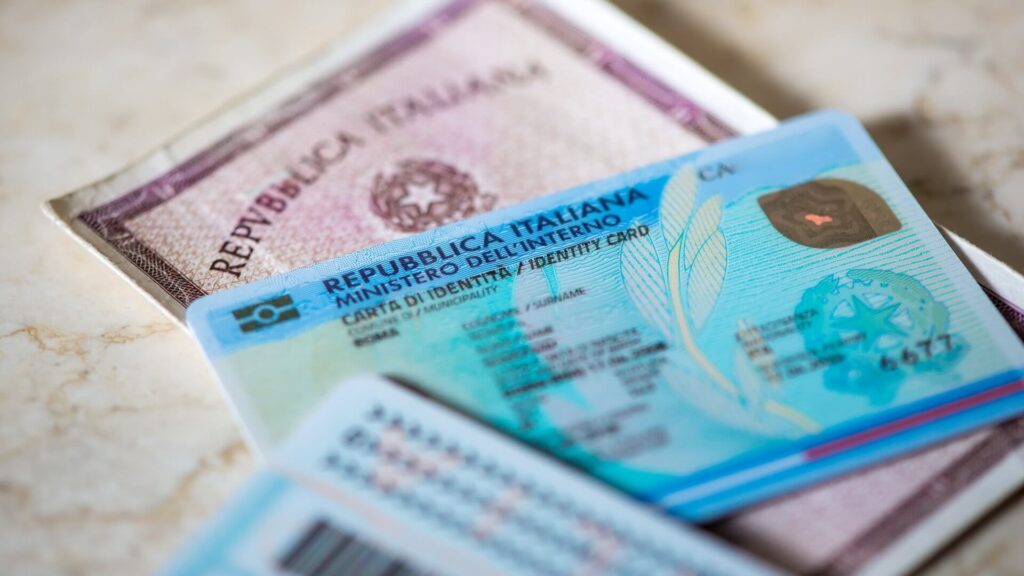 Addio alla carta d’identità cartacea: dal 3 agosto 2026 scatterà l’obbligo della CIE. Cosa cambia e come fare per rinnovarla