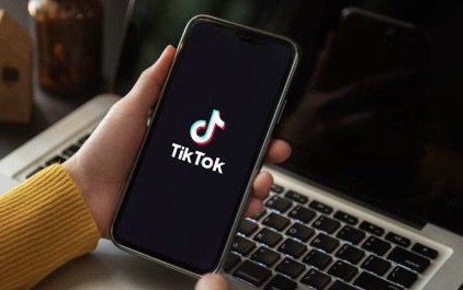 TikTok aggiorna termini e privacy nel 2026: cosa cambia per gli utenti