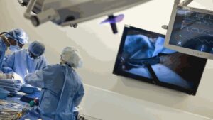 Tecnologie salvavita: dall’intelligenza artificiale ai dispositivi indossabili, l’innovazione che sta rivoluzionando la medicina