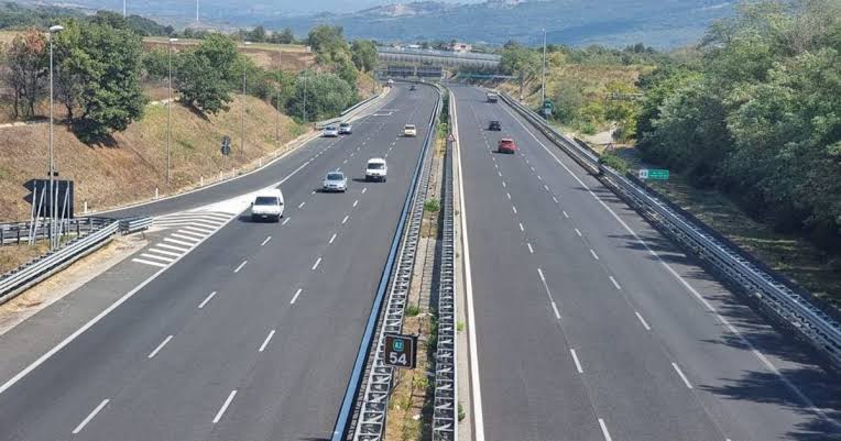 Auto contromano sull’A2: intervento lampo della Polizia Stradale