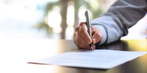 Voglio presentare una querela senza farmi assistere da un legale: posso farlo?