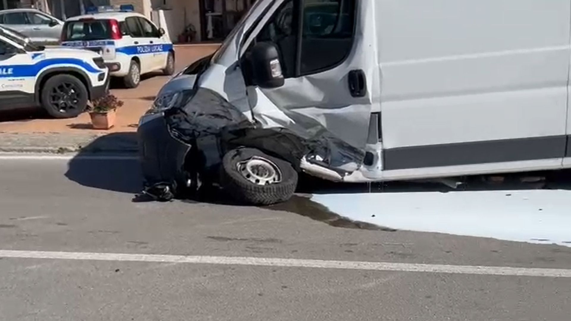 Scontro frontale sulla provinciale 49 a Sala Consilina: due feriti