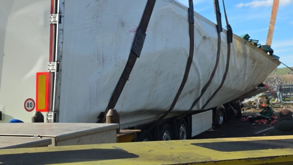Autoarticolato carico di arance si ribalta sulla A2 a Contursi Terme