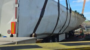 Autoarticolato carico di arance si ribalta sulla A2 a Contursi Terme