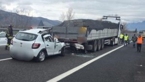 Incidente mortale sull’A2 del Mediterraneo: auto si schianta contro un tir