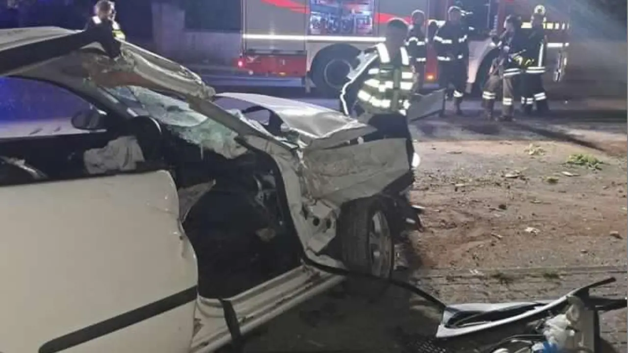 Buccino, auto fuori strada in contrada Carmine: due giovani in codice rosso