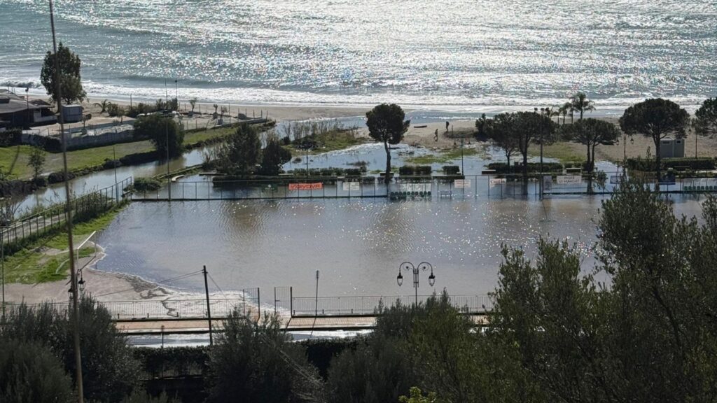 Marina di Camerota, il campo sportivo “Leon de Caprera” sommerso dall’acqua: impianto inagibile