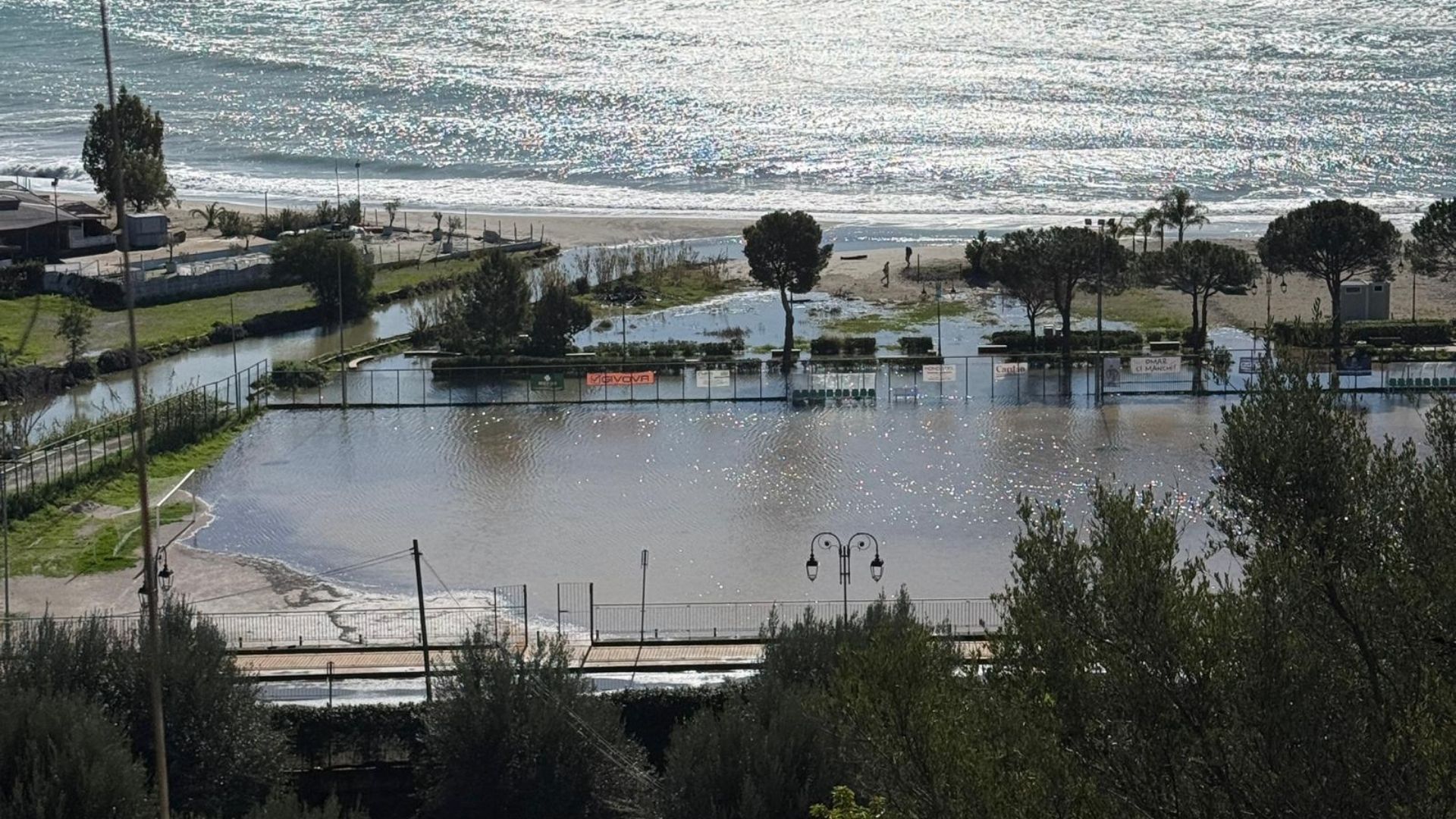 Marina di Camerota, il campo sportivo “Leon de Caprera” sommerso dall’acqua: impianto inagibile