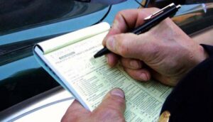 Mio figlio ha dato un nome falso per evitare una multa: cosa rischia se viene scoperto?