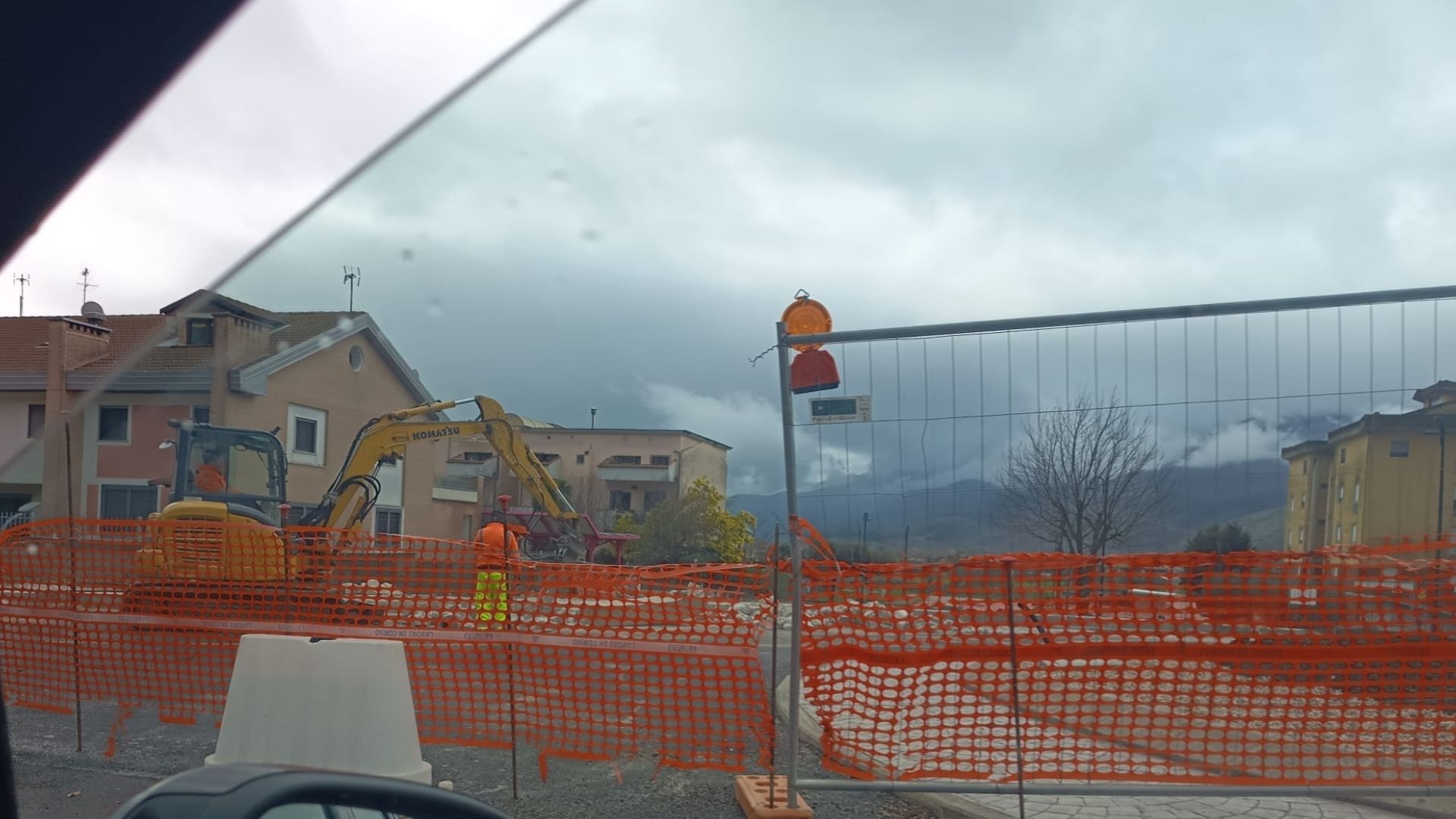 Polla, rotonda sulla SS19 ancora incompleta: polemiche sui ritardi