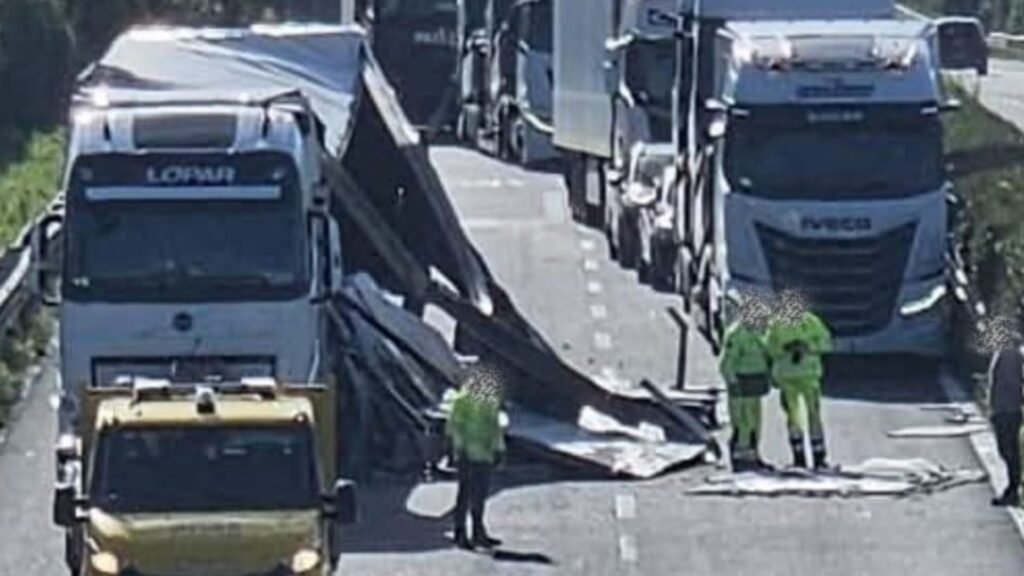 Autoarticolato ha perso il carico di lastre di marmo lungo il raccordo Salerno Avellino