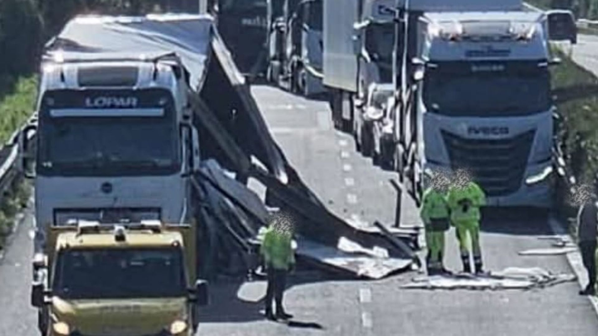Autoarticolato ha perso il carico di lastre di marmo lungo il raccordo Salerno Avellino