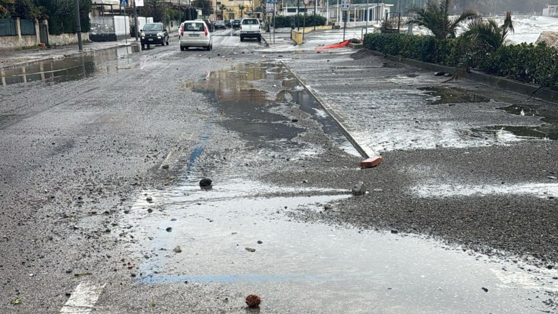 Sapri, nuova mareggiata nella notte: chiuso tratto lungomare