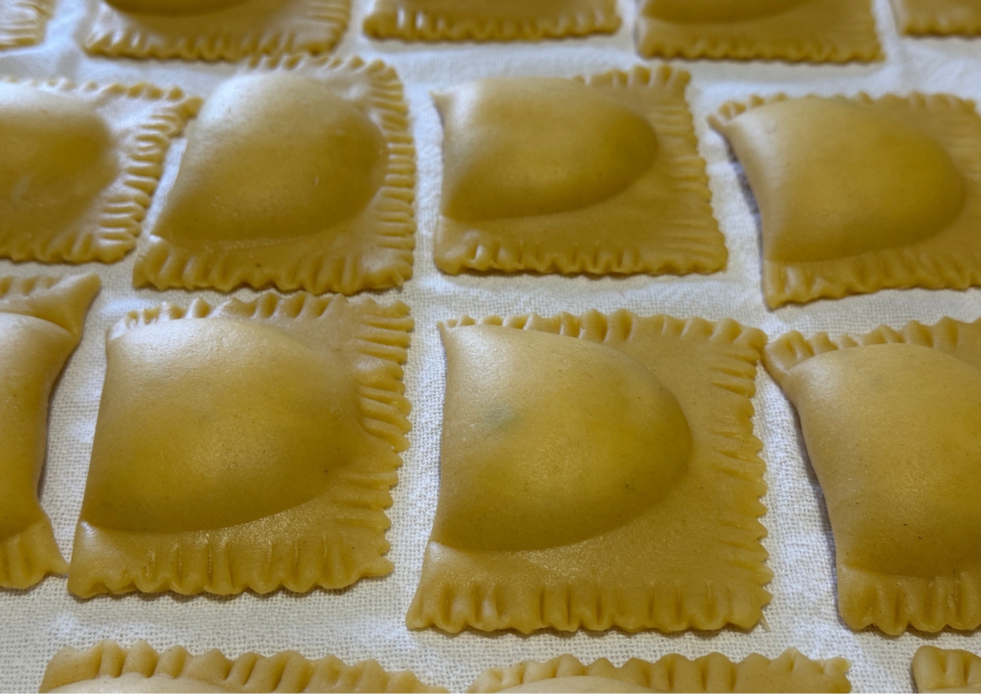 Ravioli di ricotta fatti in casa: tecnica, ingredienti e tradizione della pasta fresca