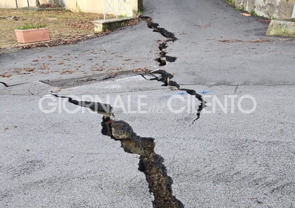 Torraca, grave frana vicino al Santuario della Madonna dei Cordici: strada chiusa