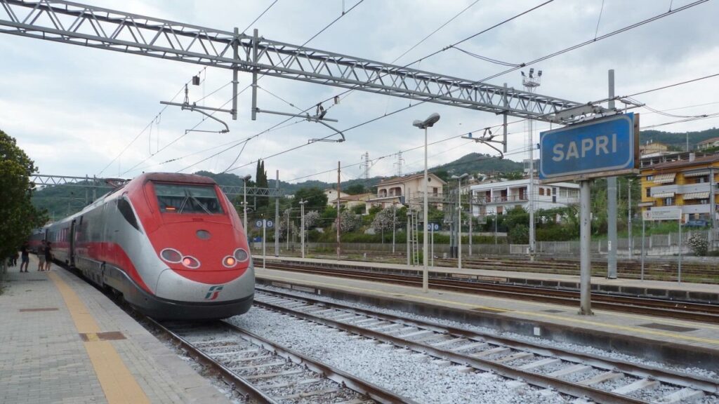 Sapri, fermati per furto su un treno: tre giovani denunciati anche per altri colpi in città