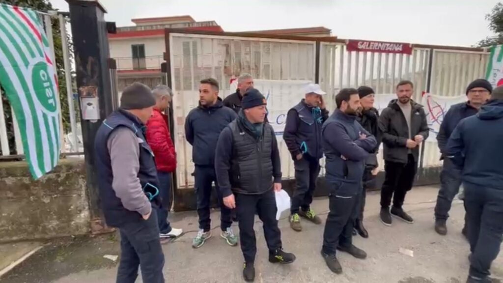 Vertenza Bamar Italia a Salerno, manifestazione delle maestranze davanti lo stabilimento
