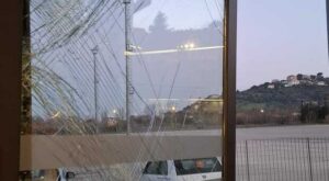 Cilento, furto nella notte: ladro in scooter sfonda la vetrata e porta via cassa e tablet