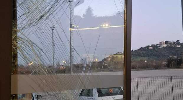 Cilento, furto nella notte: ladro in scooter sfonda la vetrata e porta via cassa e tablet