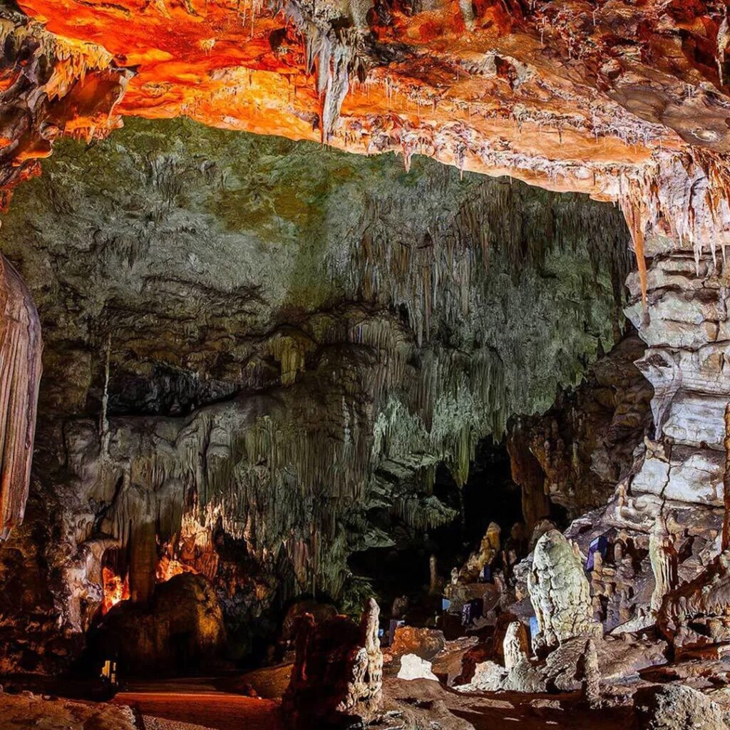 Primavera nel Cilento sotterraneo: le tre grotte tra natura, storia e meraviglia