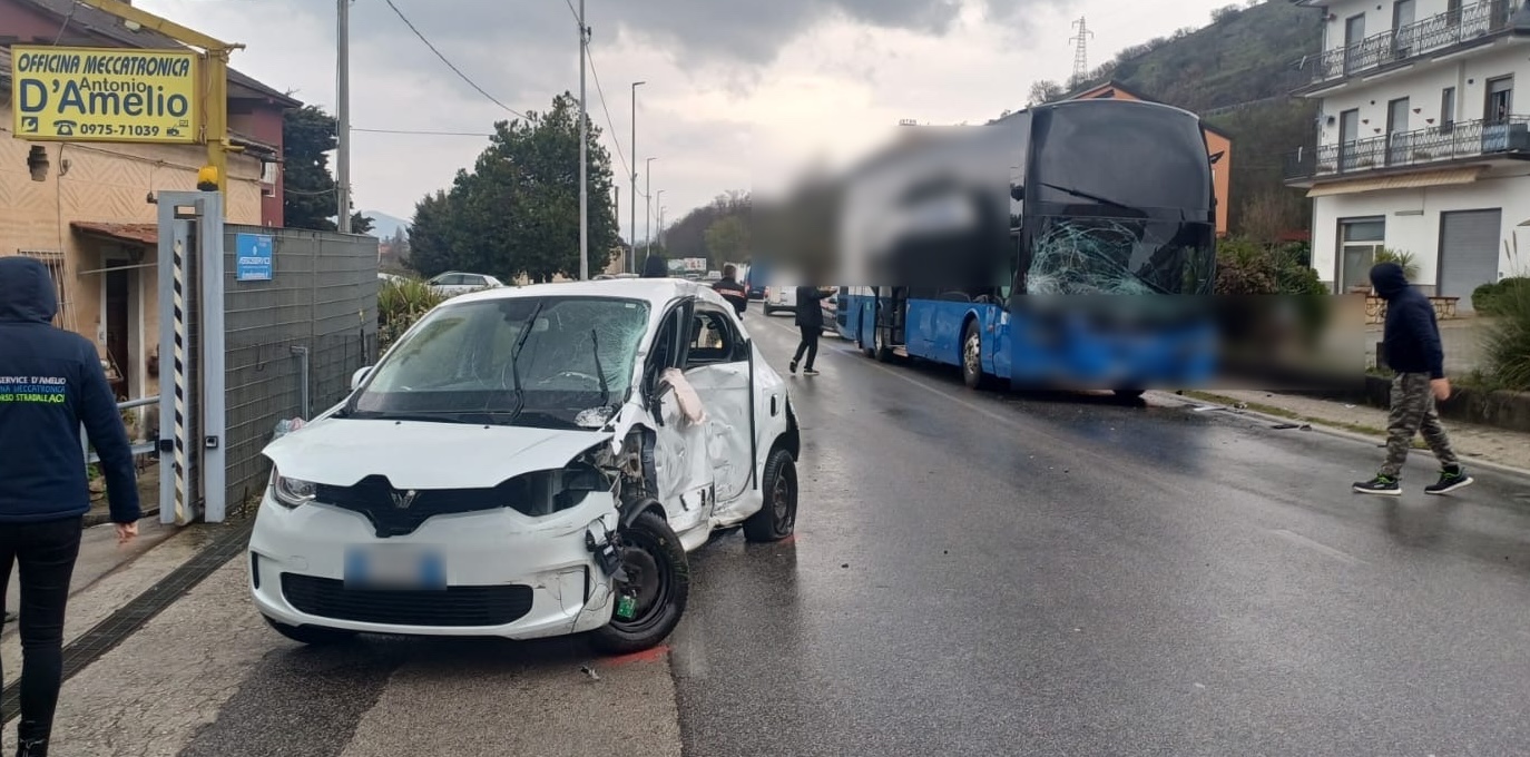Incidente stradale tra pullman ed auto ad Atena Lucana, giovane in gravi condizioni