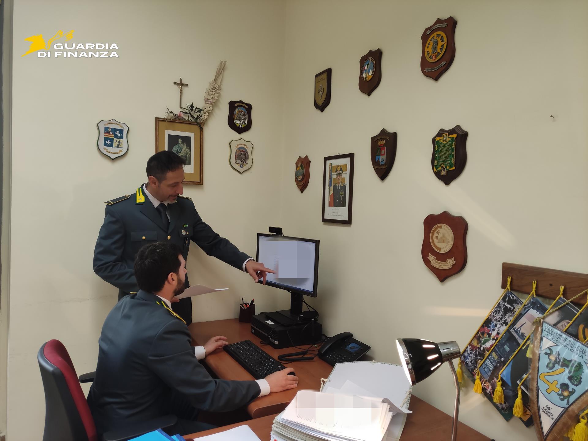 Vallo della Lucania, chirurgie private vietate e cartelle falsificate: sospesi due medici