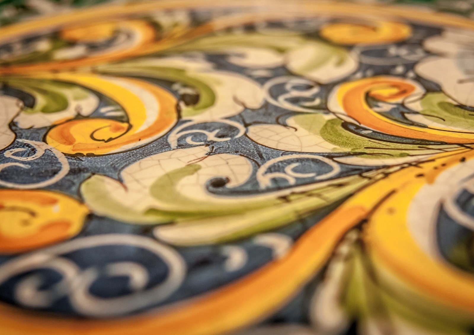 Vietri sul Mare: la tradizione della ceramica che racconta il Mediterraneo