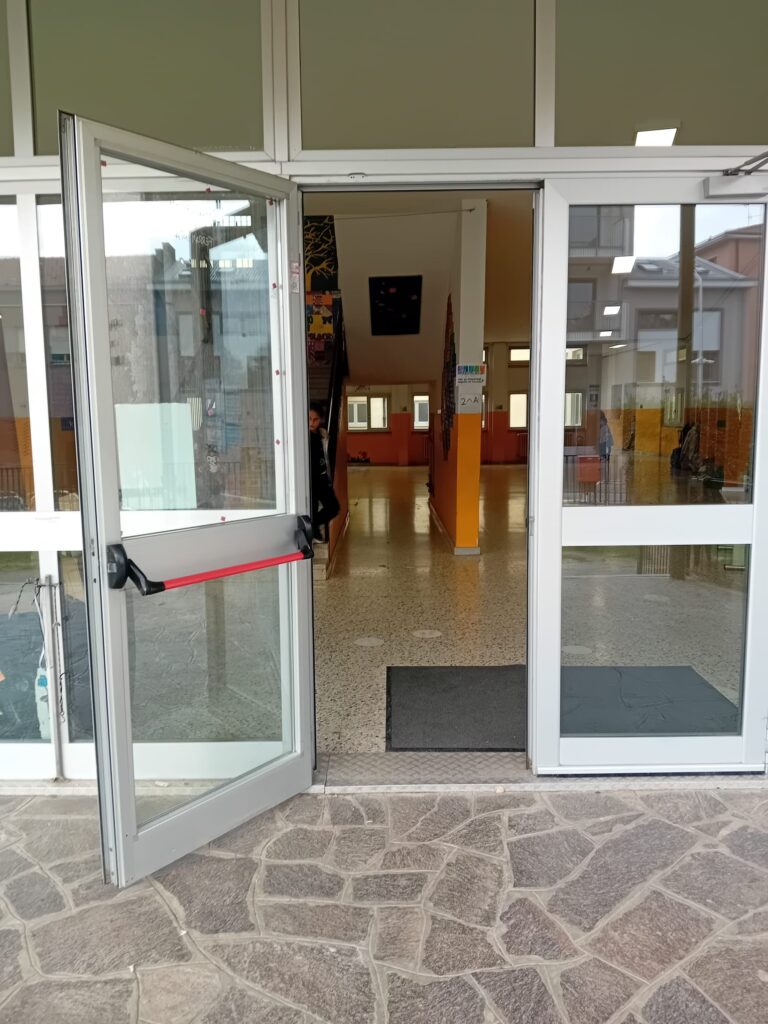 Sconosciuto tenta di rapire un bambino di due anni all’ingresso della scuola elementare