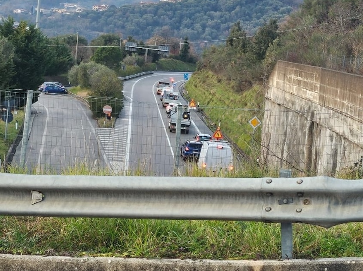 Cilentana, incidente nel tratto della frana: paura per due bambini