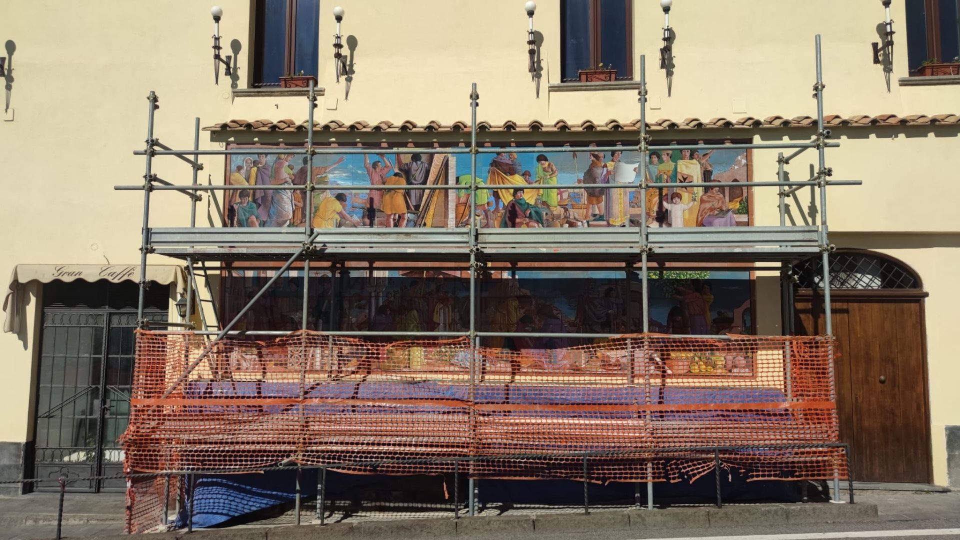 Amalfi, avviato il restauro al pannello maiolicato di Diodoro Cossa 