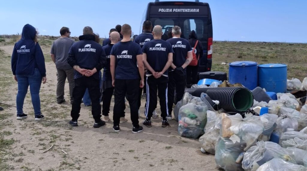 Ambiente, oltre 100 detenuti Seconda chance in campo con i volontari Plastic free per ripulire l’Italia
