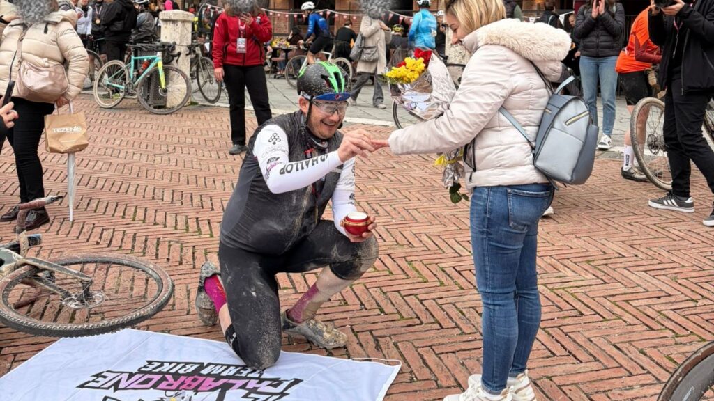 Amore sulle Strade bianche: al traguardo ciclista di Polla chiede la mano alla fidanzata