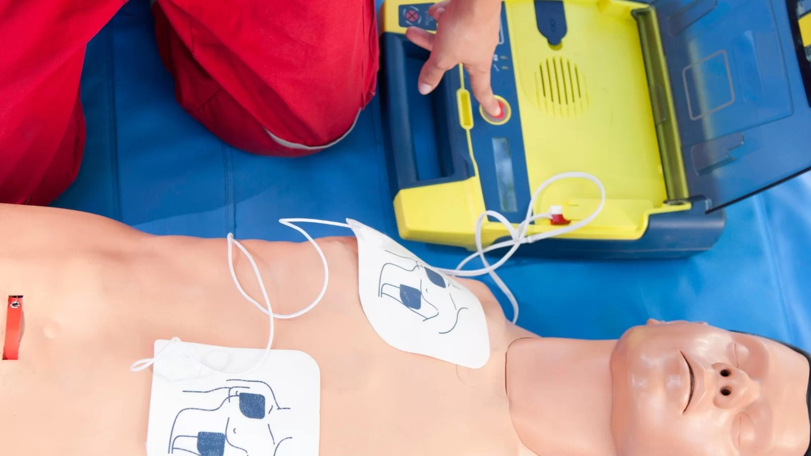 Defibrillatore semiautomatico esterno, cos’è e perché è fondamentale: l’esperienza di un’associazione salernitana