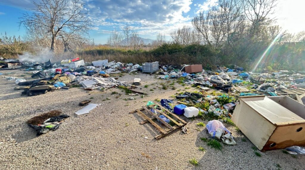 Bonificata la discarica abusiva sul fiume Sele, ma gli incivili tornano ad abbandonare rifiuti